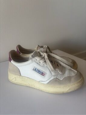Autry Medalist Low-Top Sneakers with Purple Heel